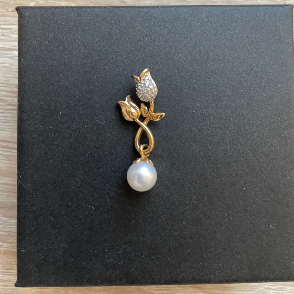 9ct solid gold one of a kind pearl and diamond flower pendant